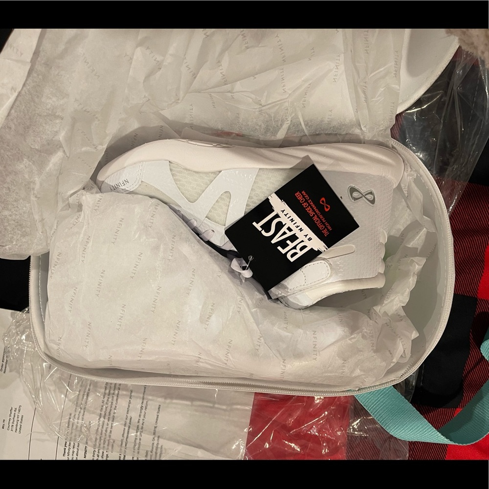 BRAND NEW NFINITY SIZE 6 BEAST MID TOP-WHITE